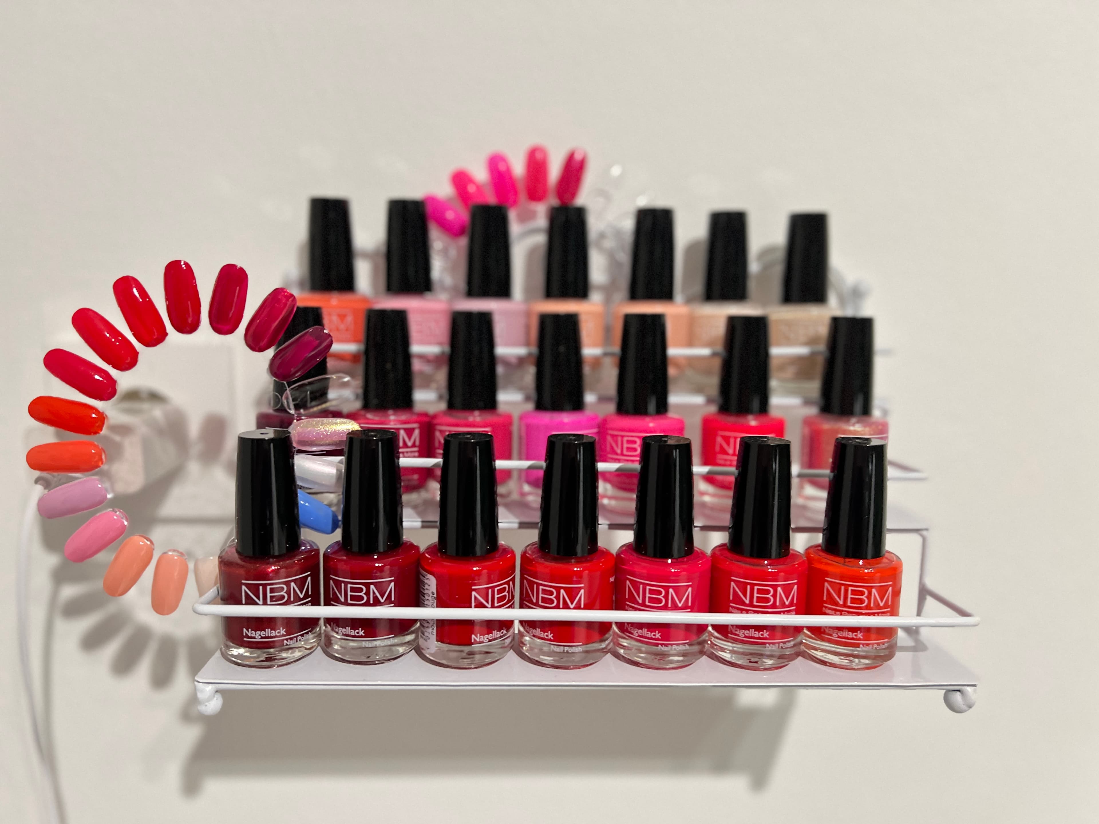 Maniküre-Station mit Nagellack-Auswahl und Stühlen