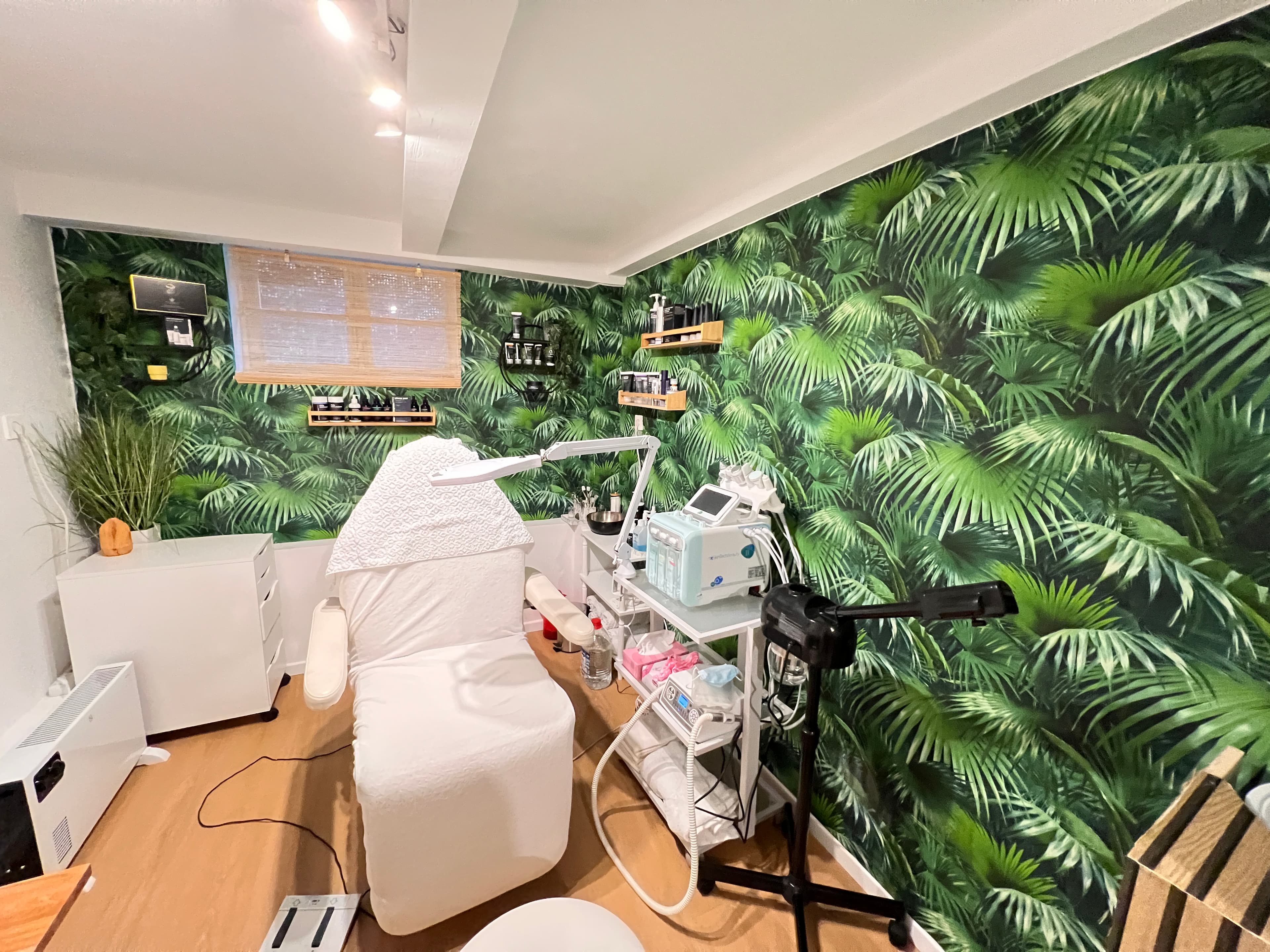 NBM Nagellack-Auswahl im Kosmetikstudio