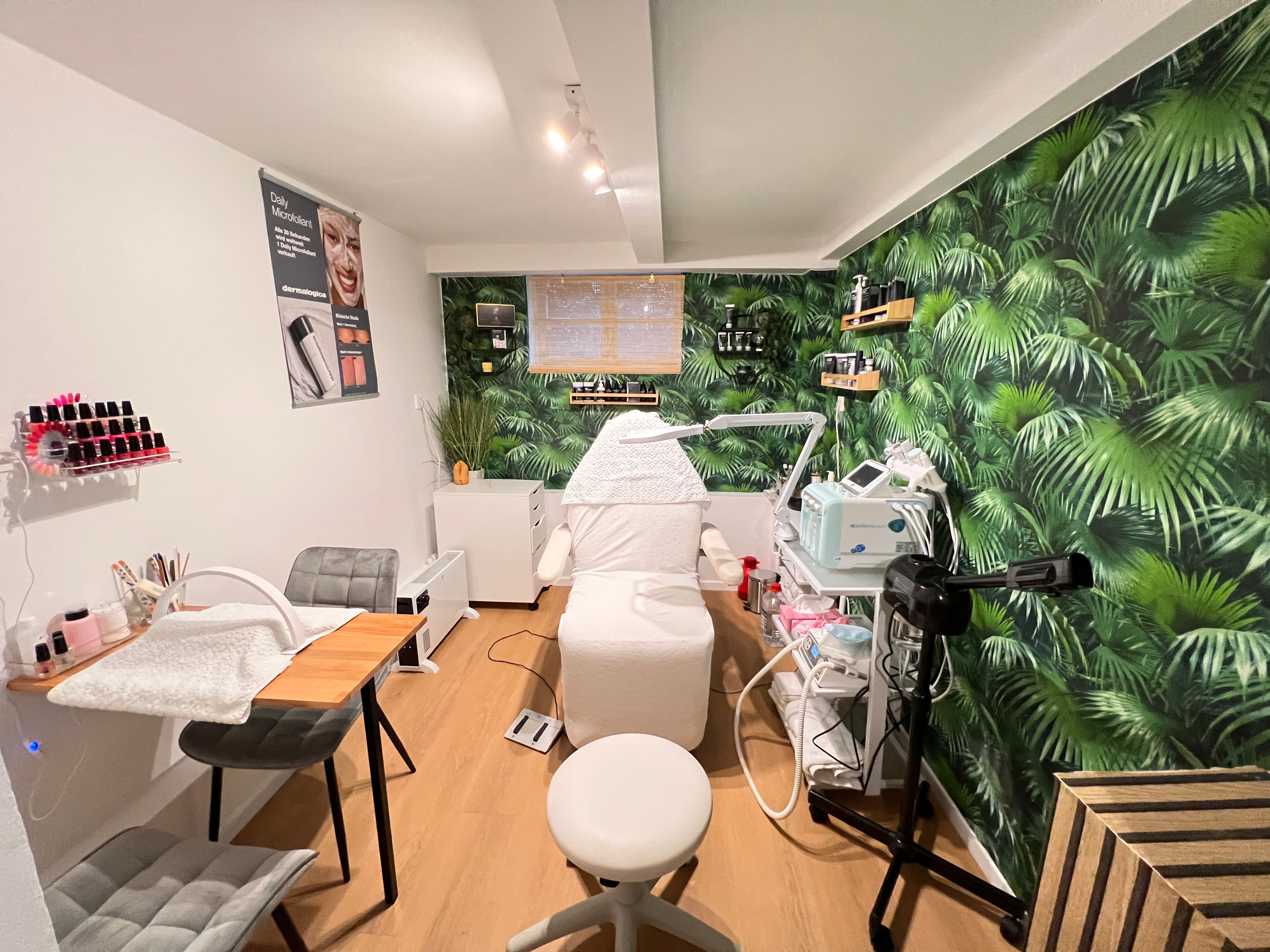 Empfangsbereich – Dermalogica Produktregal Beauty and More