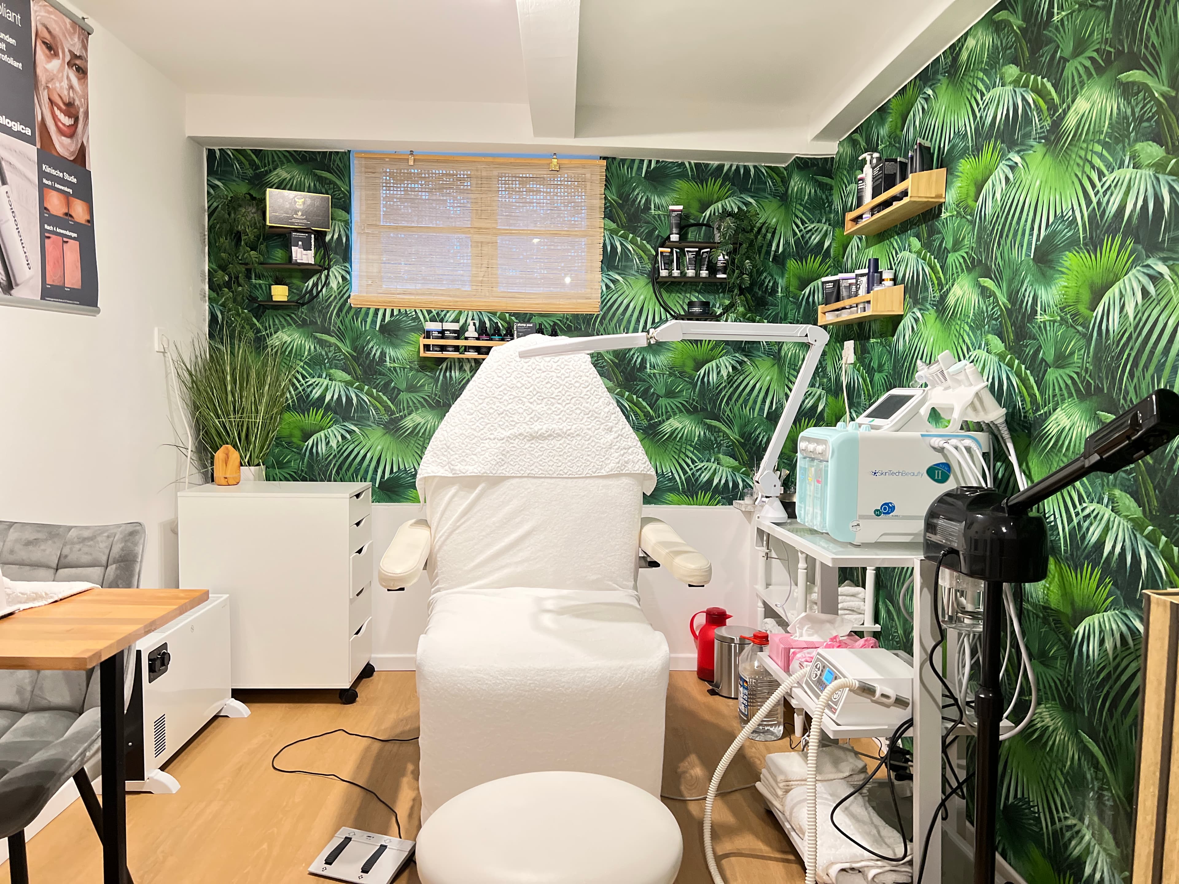 Behandlungsraum mit tropischer Wandgestaltung – Beauty and More Hamburg