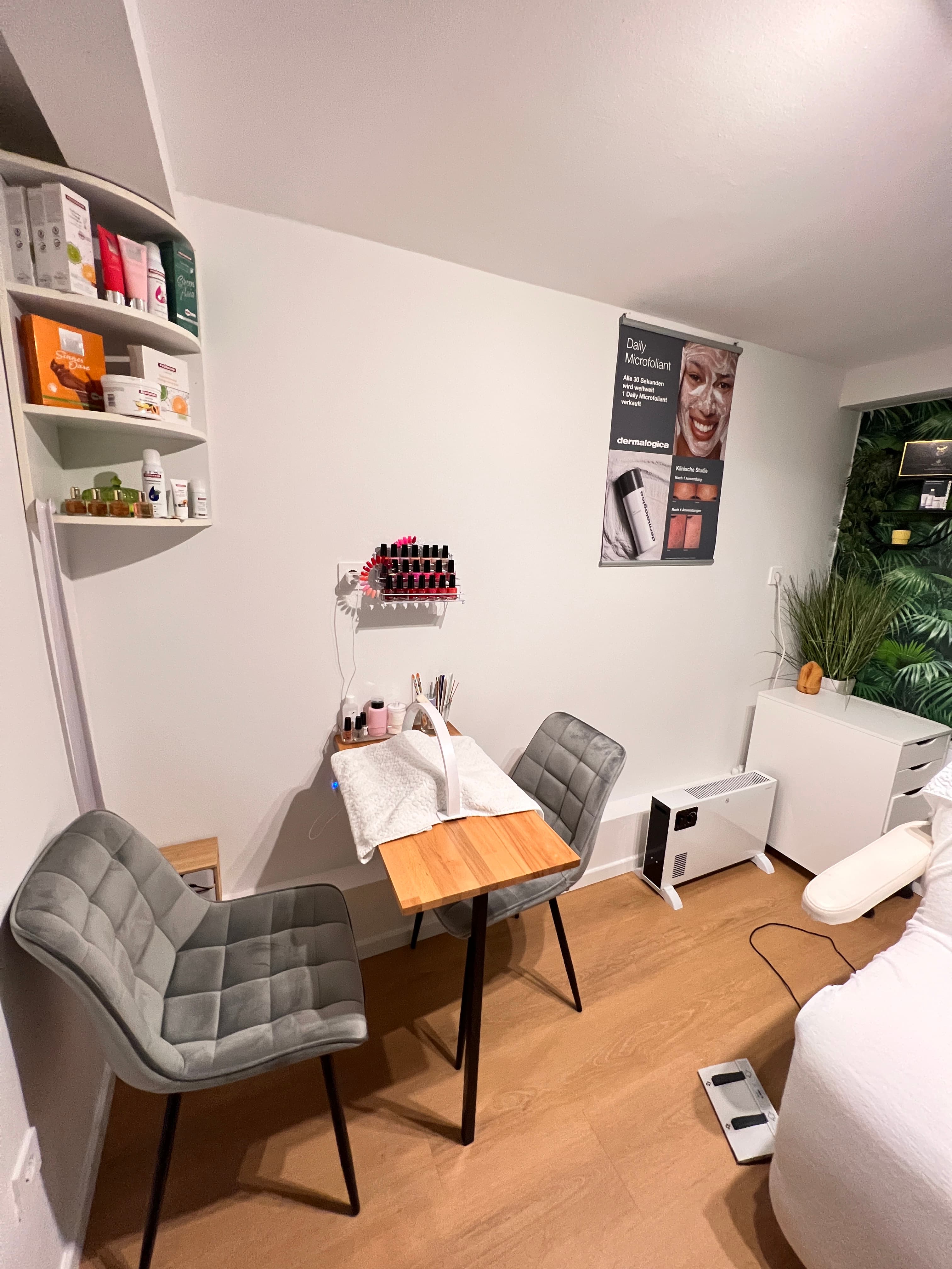 Maniküre-Bereich mit Nagellackauswahl und Behandlungsliege