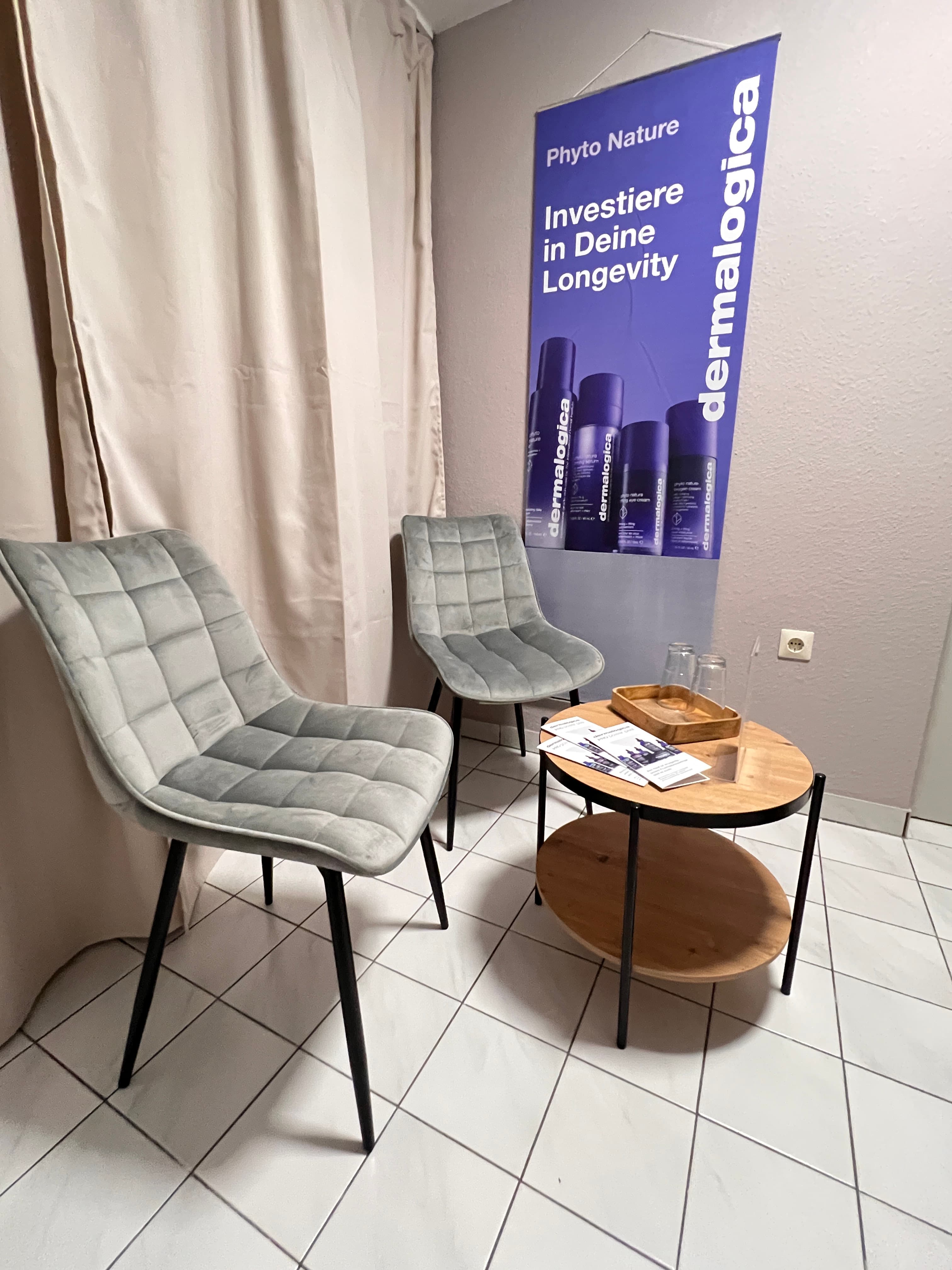Wartebereich mit Dermalogica Phyto Nature Display