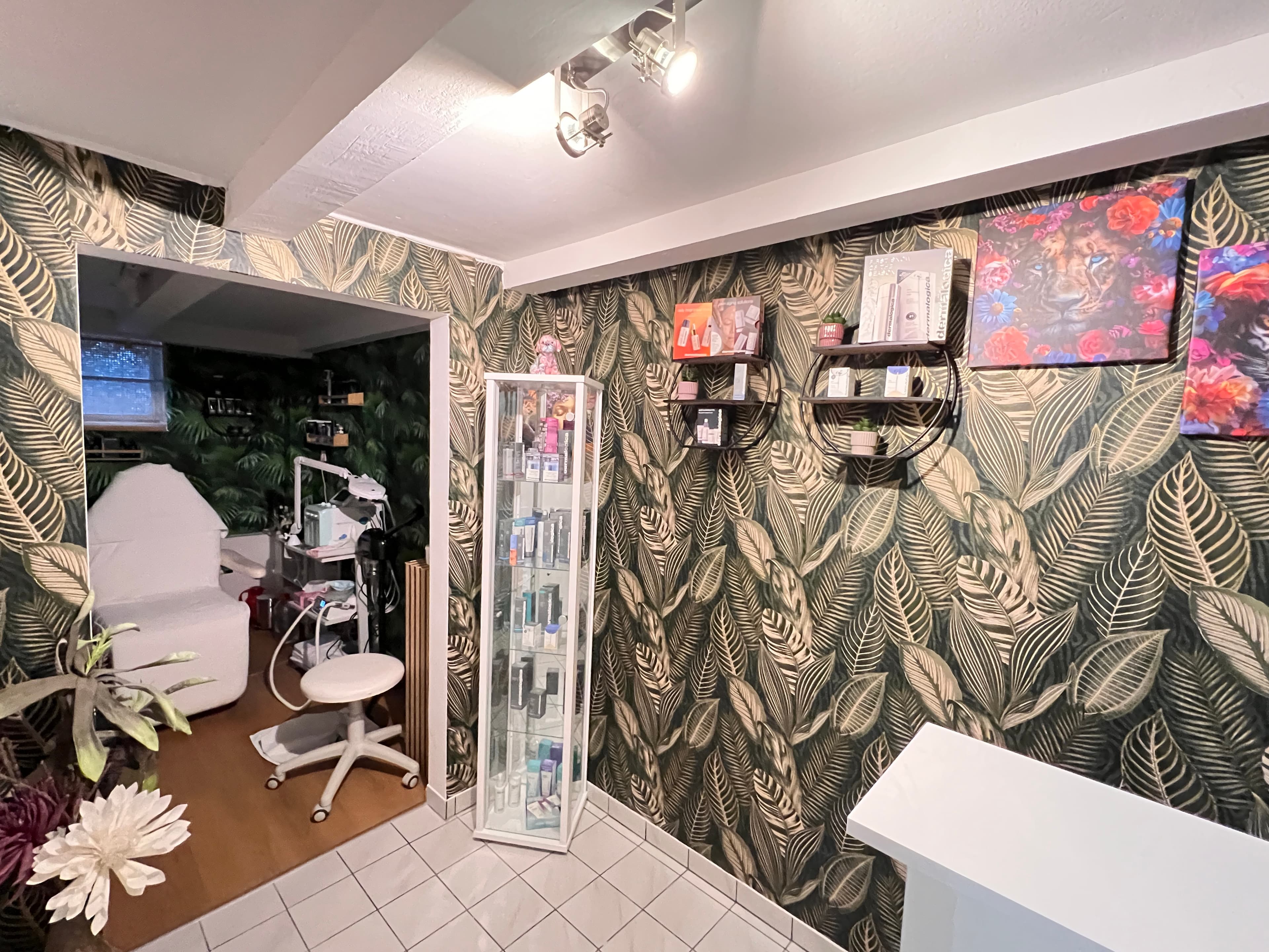 Empfangsbereich mit tropischer Blätter-Tapete