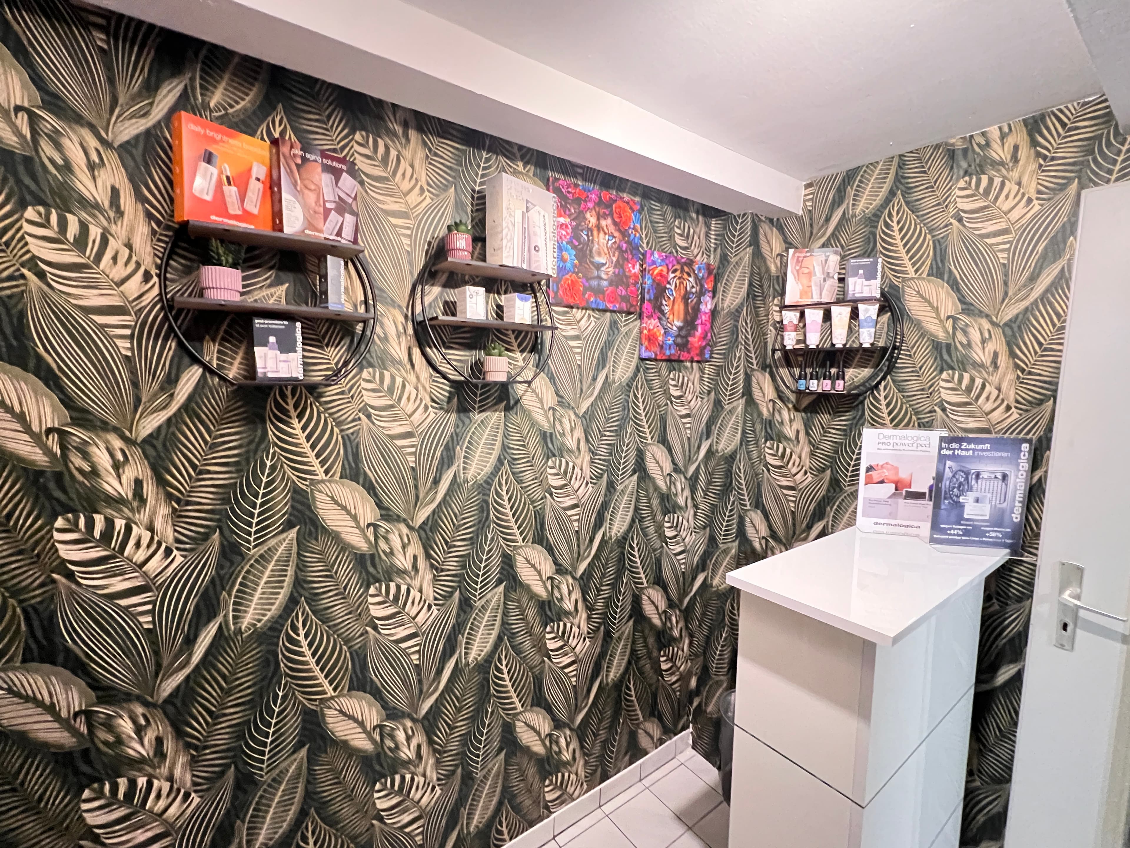 Produktwand mit runden Regalen und Dermalogica Hamburg Schnelsen